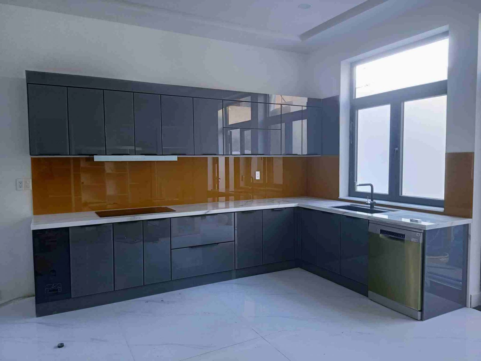 tu bep inox canh kinh 